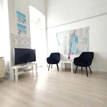Free Parking Garage! Downtown Apartment Close To New York Cafe Budapeşte Dış mekan fotoğraf